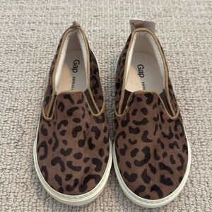 Baby Gap size 11 toddler slip on shoes in leopard print.